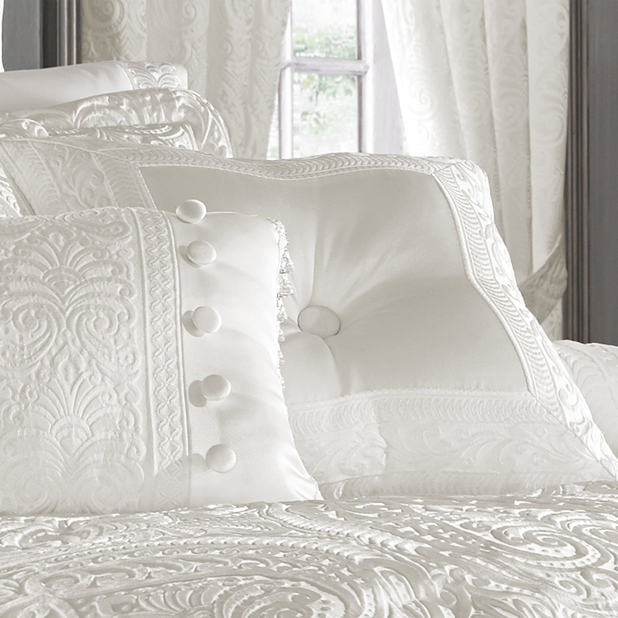 bianco-square2-upclose