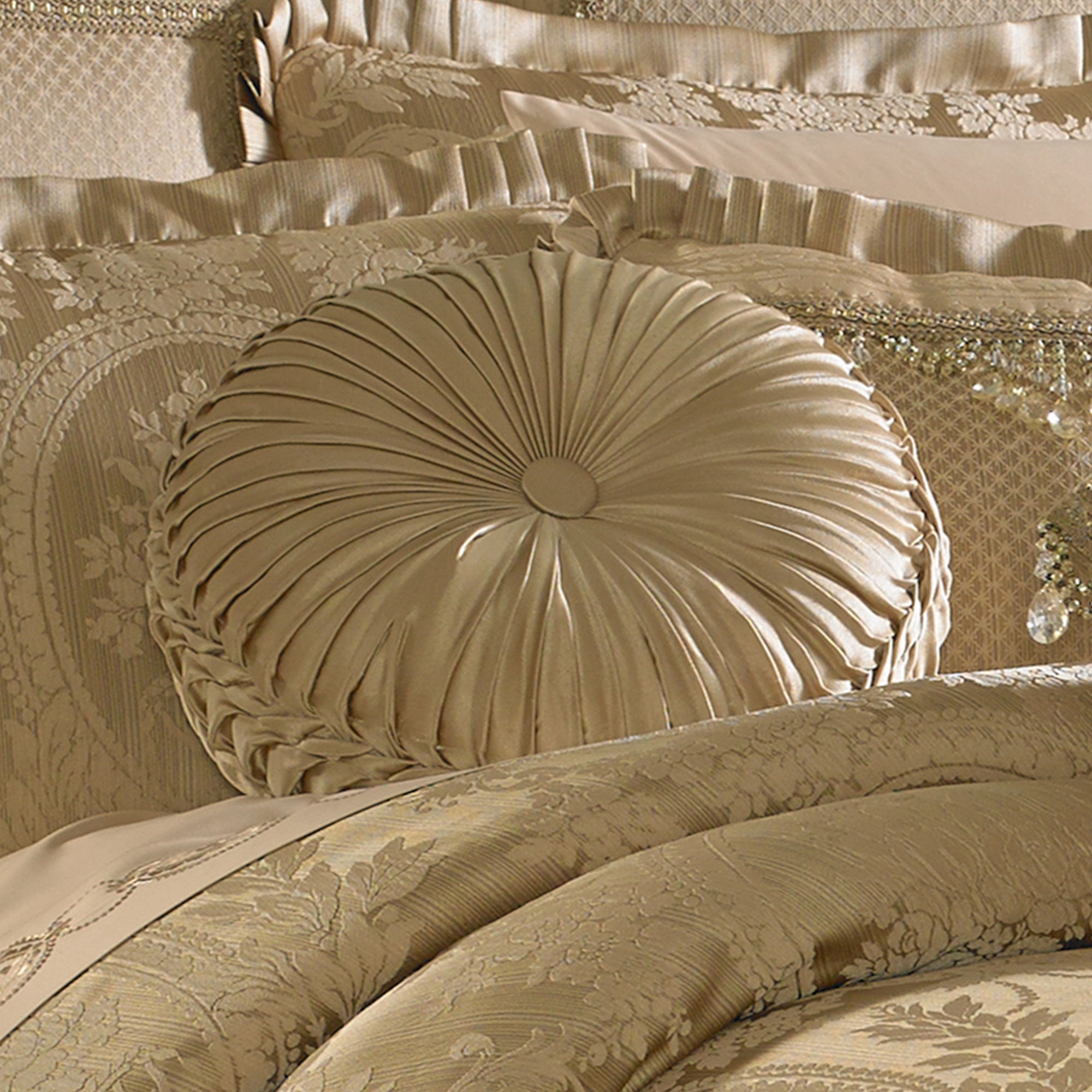 napoleon-gold-tufted-round-01